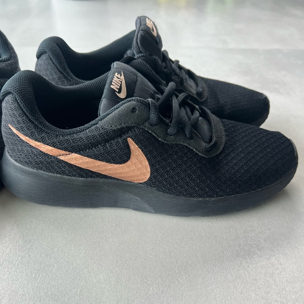 Bundle of 2 NIKE Tanjun Black Gold sneakers athletic size 7 running gym trainers - Picture 5 of 11